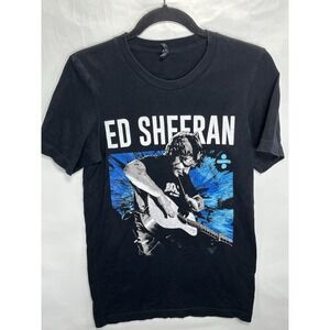 Ed Sheeran w/ Guitar Size S Divide World Tour T-Shirt w/ Tour Dates Band Tee